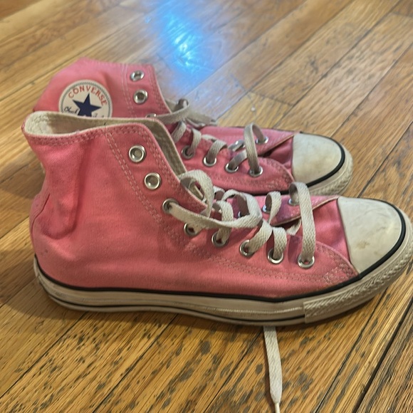 Pink converse! - Picture 4 of 5